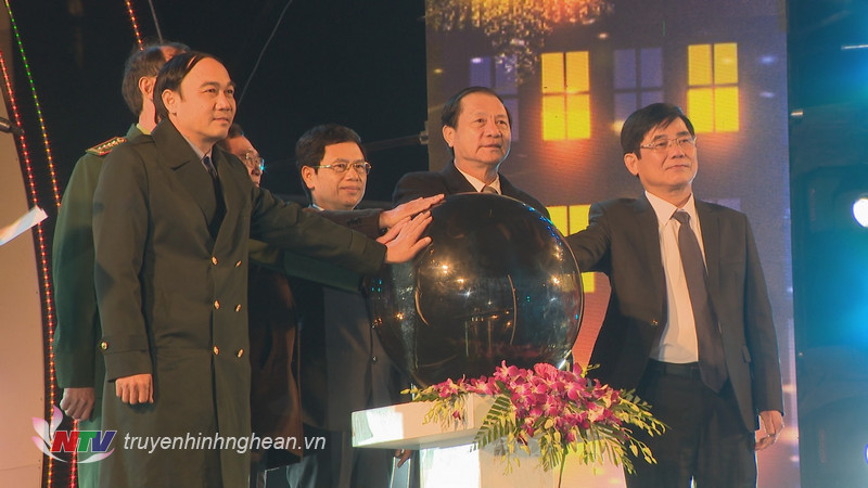 Các đồng chí lãnh đạo cùng đếm ngược thời khác chào năm mới